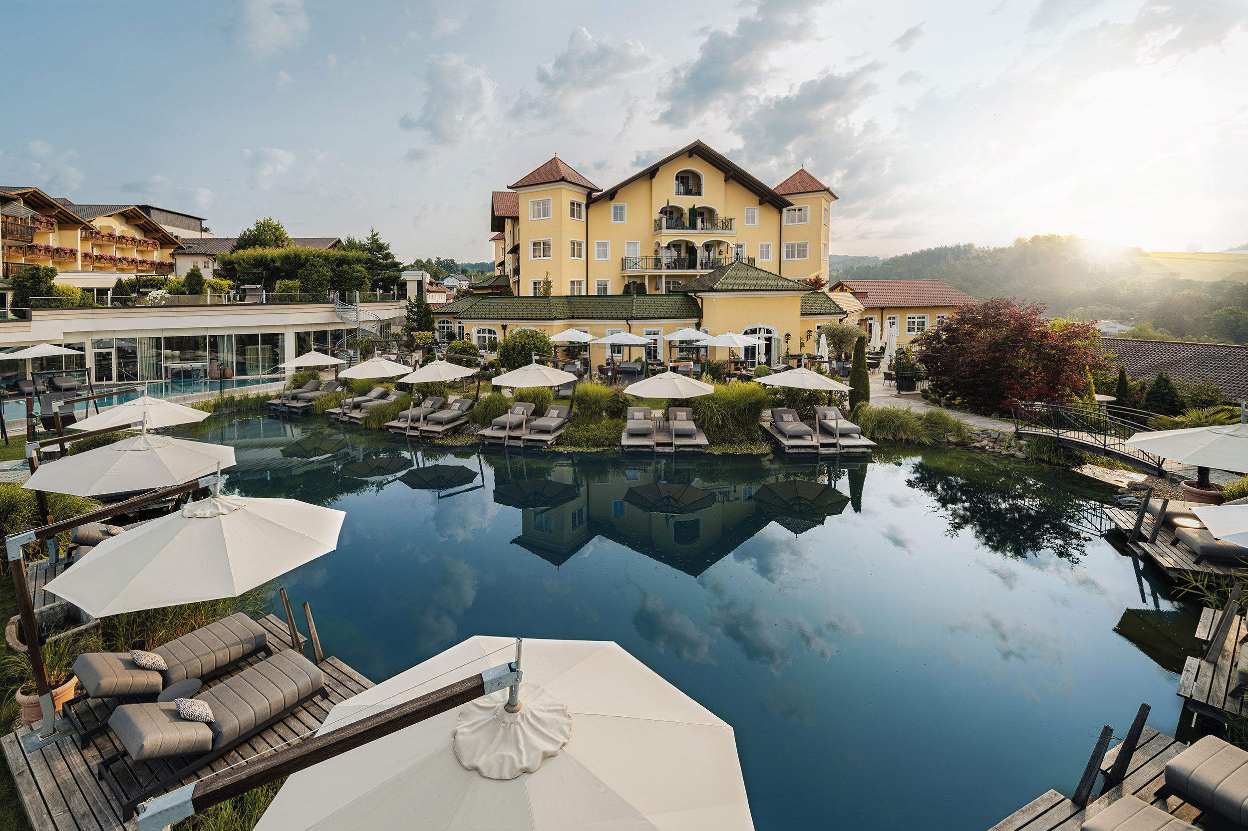 Naturbadesee und Infinity-Pool im Wellnesshotel Jagdhof, Bayerischer Wald